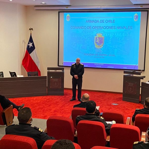 Lee más sobre el artículo Conferencia del Sr. Comandante de Operaciones Navales a alumnos Academia de Guerra Naval