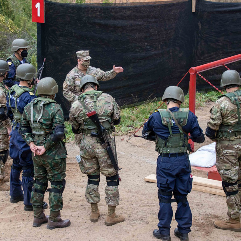 Lee más sobre el artículo Curso de Estado Mayor realizó jornada de práctica en la cancha de liderazgo de la Infantería de Marina