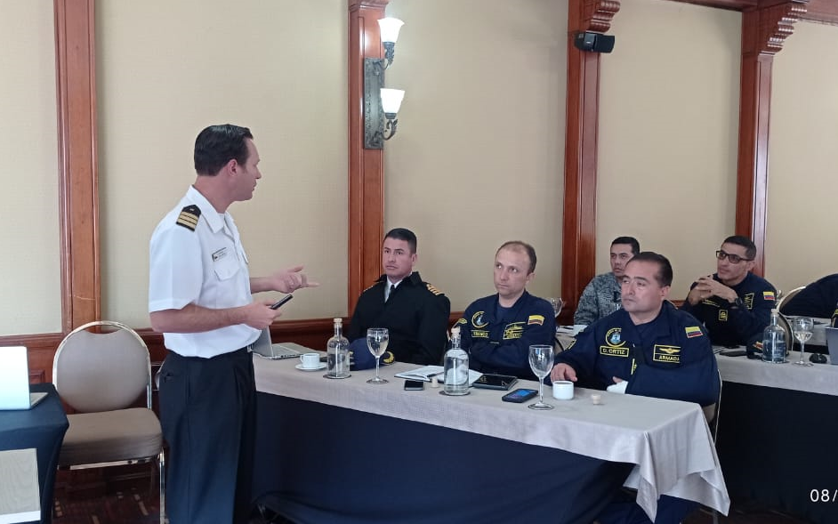 Lee más sobre el artículo Docente de la Academia De Guerra Naval De Chile se desempeñó como profesor de operaciones navales en la Academia Naval De Estudios Estratégicos y la Escuela Superior Conjunta De Guerra De Colombia.