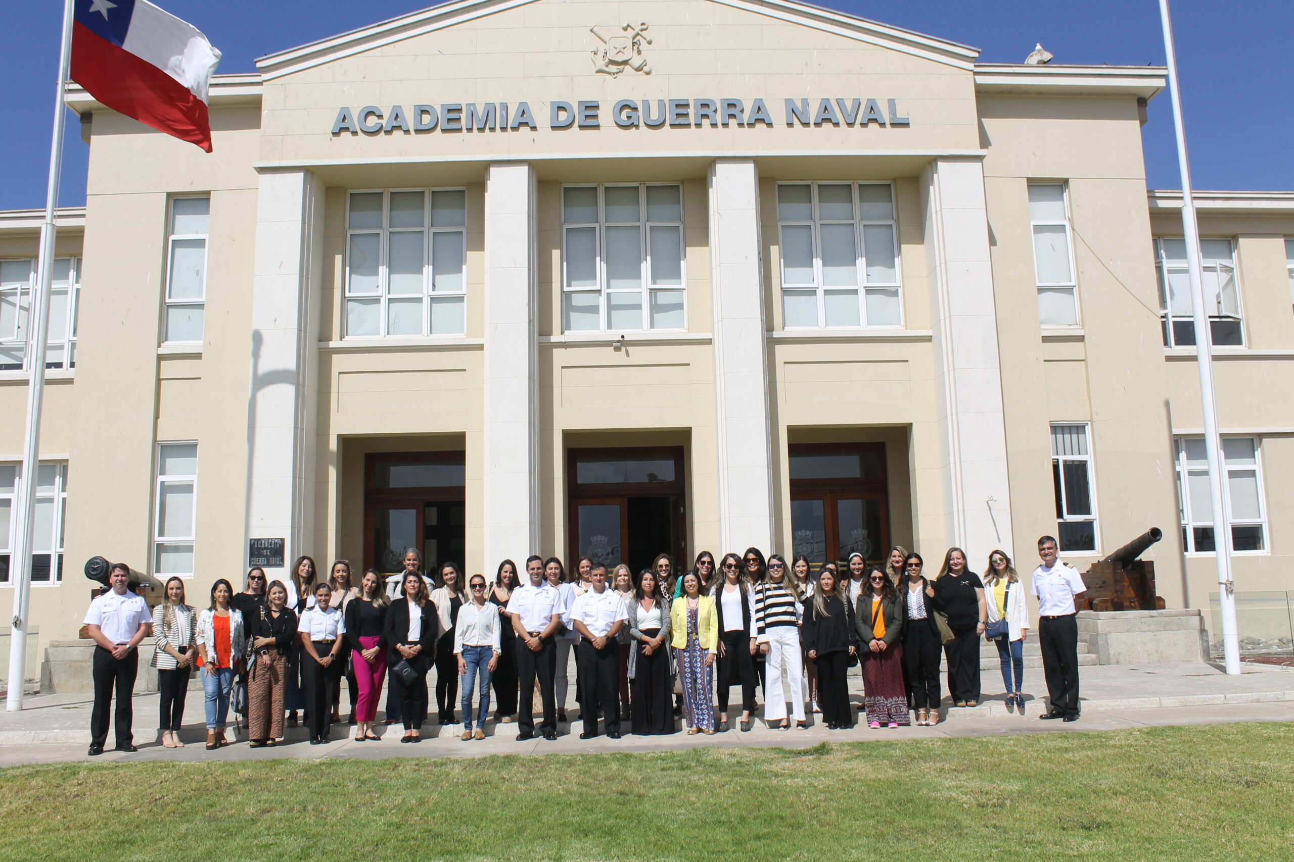 Lee más sobre el artículo Señoras de los Oficiales Alumnos Visitan la Academia de Guerra Naval