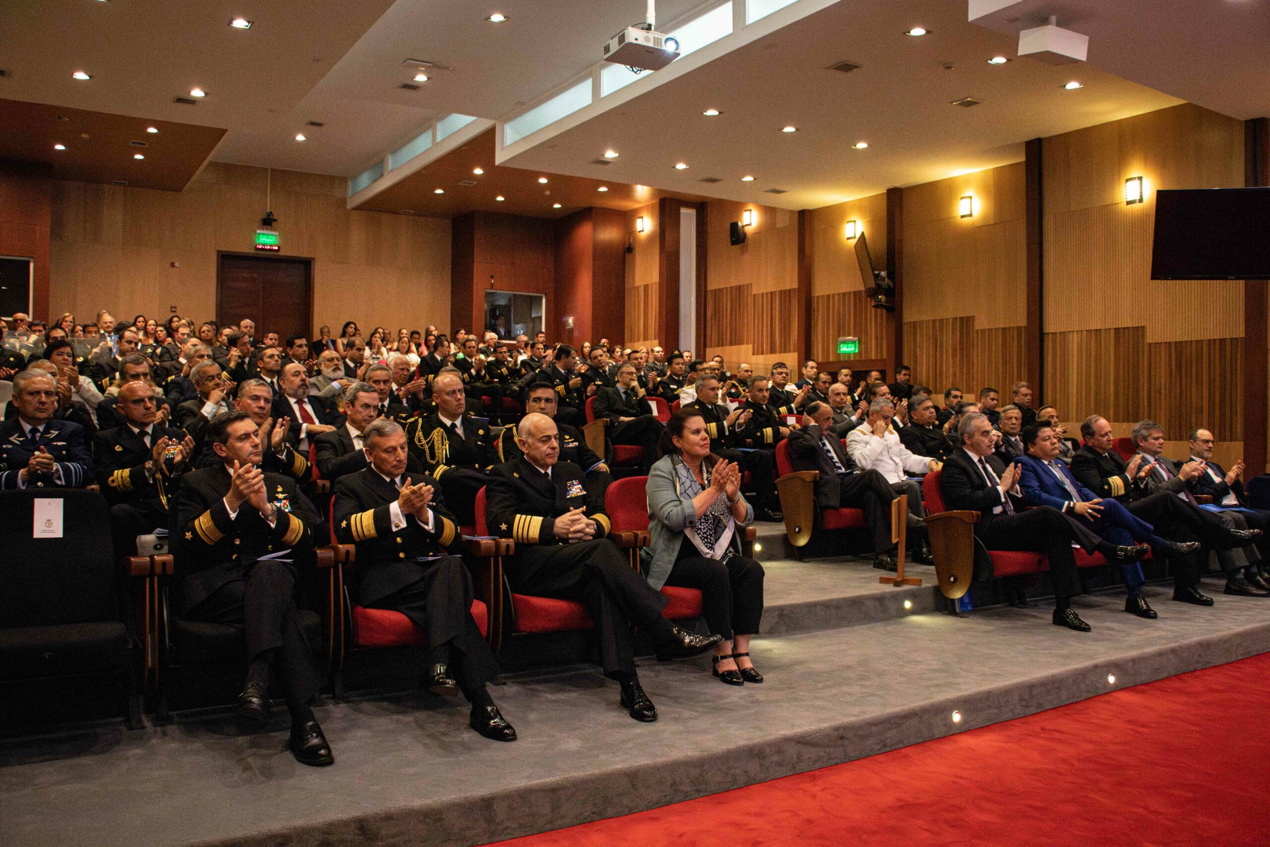 Lee más sobre el artículo MINISTRA DE DEFENSA PRESIDIÓ GRADUACIÓN DEL CURSO DE ESTADO MAYOR IMPARTIDO POR LA ACADEMIA DE GUERRA NAVAL.